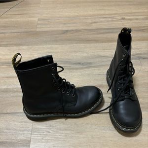 Womens size 7 Docs
